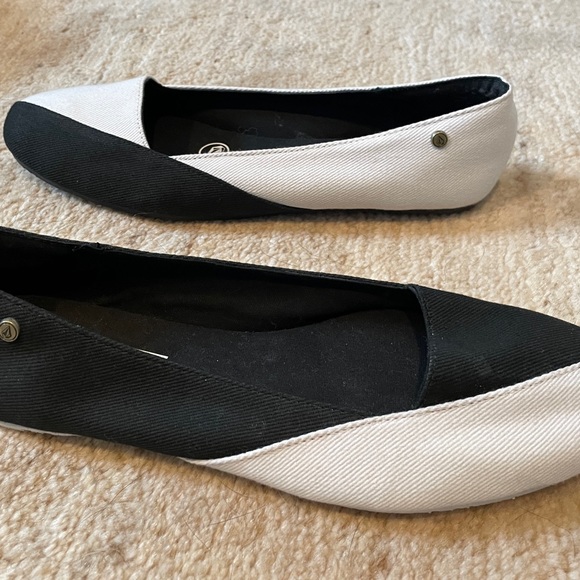 BNWOT Volcom Canvas slip ons.  Women’s size 10 US - Picture 2 of 4